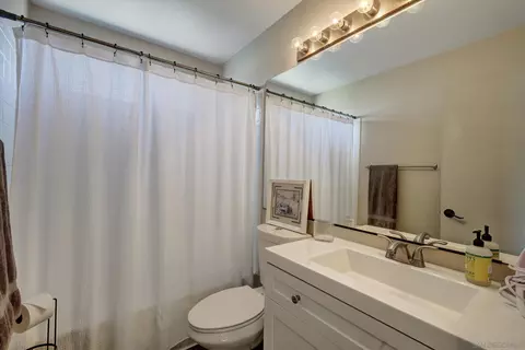 Bath - 43110 Corte Landeros, Temecula, CA 92592 photo 2 of 5
