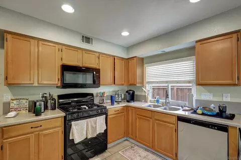 Kitchen - 43110 Corte Landeros, Temecula, CA 92592 photo 1 of 2