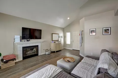 Living - 43110 Corte Landeros, Temecula, CA 92592 photo 2 of 2