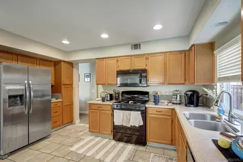 Kitchen - 43110 Corte Landeros, Temecula, CA 92592 photo 2 of 2