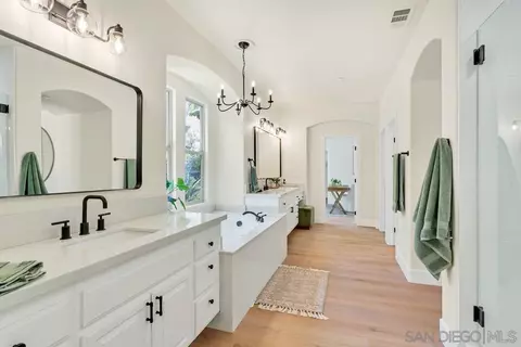 Bath - 25334 Rue De Fleur, Escondido, CA 92026 photo 2 of 7
