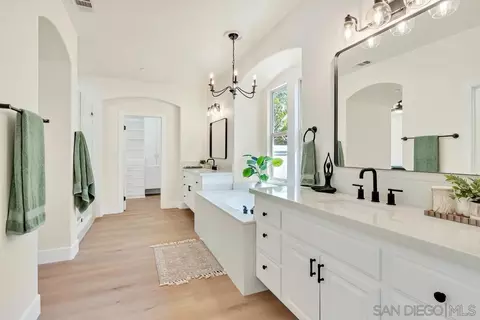 Bath - 25334 Rue De Fleur, Escondido, CA 92026 photo 3 of 7