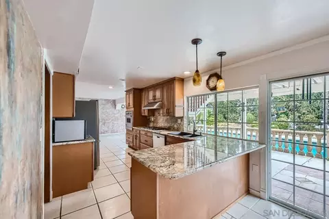 10101 Waynecrest Ln, Santee, CA 92071 photo 4
