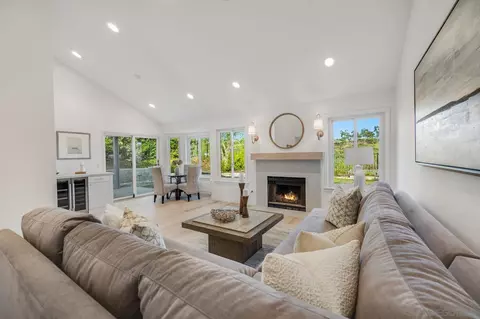 Living - 1565 Hawk Vw, Encinitas, CA 92024 photo 2 of 3