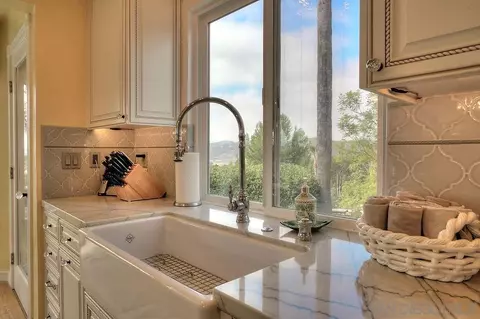 Kitchen - 3649 Lago Sereno, Escondido, CA 92029 photo 10 of 12