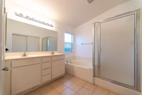 Bath - 1308 Galeria Way, Perris, CA 92570 photo 2 of 3