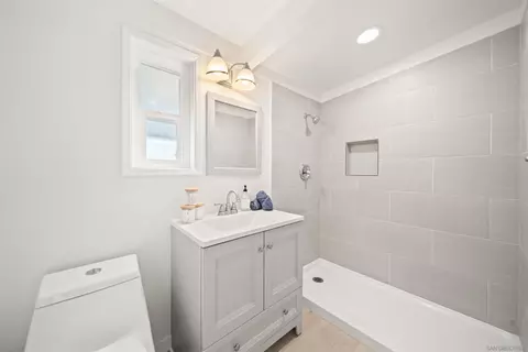 Bath - 1524-26 Grace Way, Escondido, CA 92026 photo 2 of 4