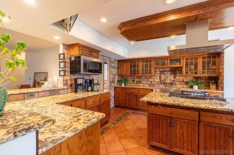 Kitchen - 459 Julia Dr, Brawley, CA 92227 photo 2 of 7