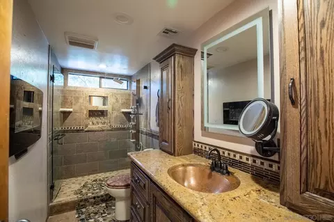 Bath - 459 Julia Dr, Brawley, CA 92227 photo 2 of 4