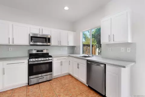 Kitchen - 4819 Ventana Way, Oceanside, CA 92057 photo 3 of 5