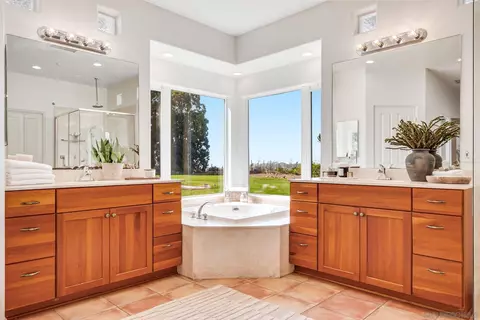 Bath - 1420 Paint Mountain Rd, Escondido, CA 92029 photo 1 of 4