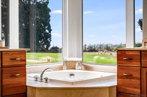 Bath - 1420 Paint Mountain Rd, Escondido, CA 92029 photo 3 of 4