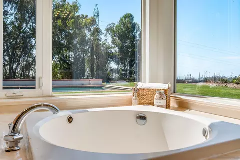 Bath - 1420 Paint Mountain Rd, Escondido, CA 92029 photo 2 of 4