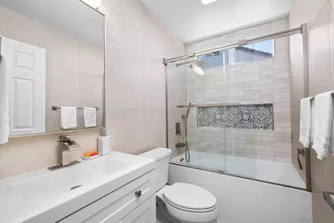 Bath - 4890 Lake Park Pl, Fallbrook, CA 92028 photo 3 of 3
