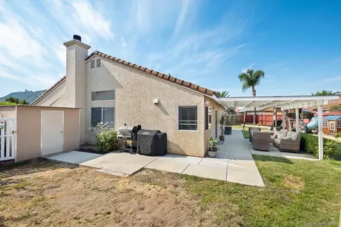 Exterior - 4890 Lake Park Pl, Fallbrook, CA 92028 photo 4 of 12