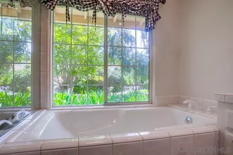 Bath - 2231 Creekview Ln, Fallbrook, CA 92028 photo 2 of 9