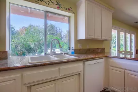 Kitchen - 2231 Creekview Ln, Fallbrook, CA 92028 photo 3 of 6