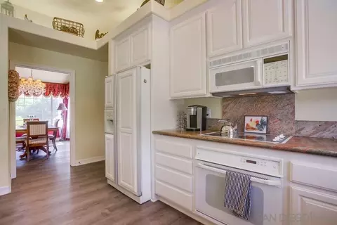 Kitchen - 2231 Creekview Ln, Fallbrook, CA 92028 photo 5 of 6