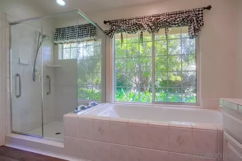 Bath - 2231 Creekview Ln, Fallbrook, CA 92028 photo 3 of 9