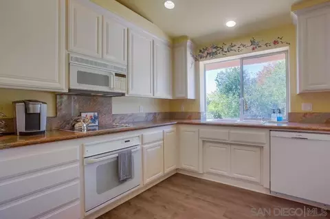 Kitchen - 2231 Creekview Ln, Fallbrook, CA 92028 photo 2 of 6