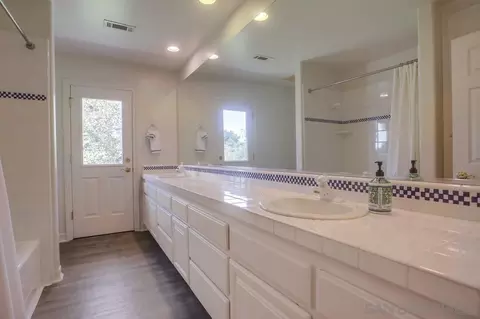 Bath - 2231 Creekview Ln, Fallbrook, CA 92028 photo 5 of 9