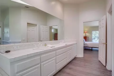 Bath - 2231 Creekview Ln, Fallbrook, CA 92028 photo 1 of 9