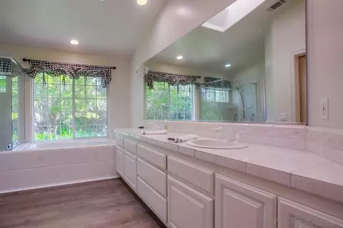 Bath - 2231 Creekview Ln, Fallbrook, CA 92028 photo 4 of 9