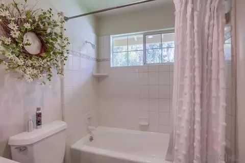 Bath - 2231 Creekview Ln, Fallbrook, CA 92028 photo 9 of 9