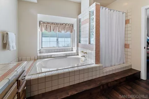Bath - 1522 Ranchwood Ln, Fallbrook, CA 92028 photo 2 of 4