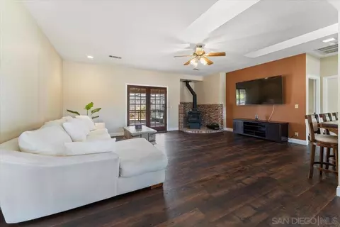 Living - 1522 Ranchwood Ln, Fallbrook, CA 92028 photo 2 of 3
