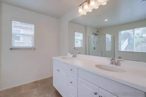 Bath - 334 Campolina Ct, Fallbrook, CA 92028 photo 2 of 4