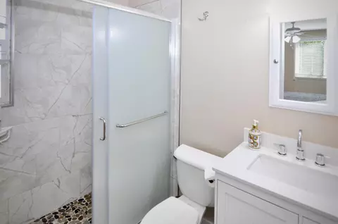 Bath - 14333 Lolin Ln, Poway, CA 92064 photo 2 of 4