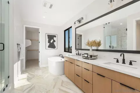 Bath - 1641 Hunsaker St, Oceanside, CA 92054 photo 2 of 6