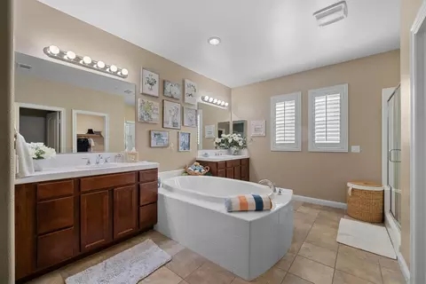 Bath - 5538 Lipizzaner Cir, Oceanside, CA 92057 photo 1 of 5