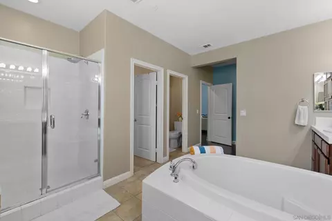 Bath - 5538 Lipizzaner Cir, Oceanside, CA 92057 photo 2 of 5
