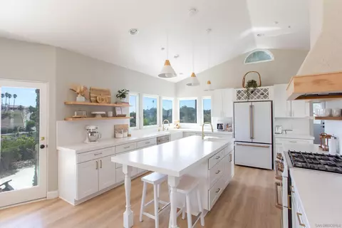 Kitchen - 40284 Sandia Creek Dr, Fallbrook, CA 92028 photo 3 of 8