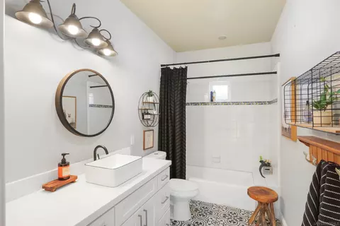 Bath - 40284 Sandia Creek Dr, Fallbrook, CA 92028 photo 5 of 5