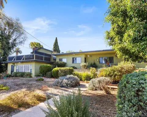 1061 Prospect Pl, Vista, CA 92081 photo 4