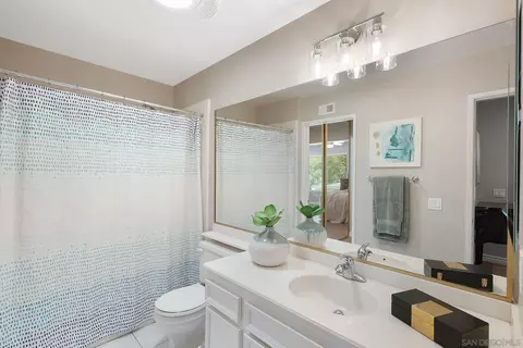 Bath - 2033 Shadytree Ln, Encinitas, CA 92024 photo 3 of 3