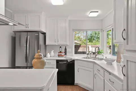 Kitchen - 2033 Shadytree Ln, Encinitas, CA 92024 photo 4 of 6
