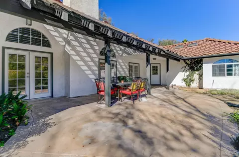 Exterior - 2043 Vista Valle Verde Dr, Fallbrook, CA 92028 photo 2 of 7