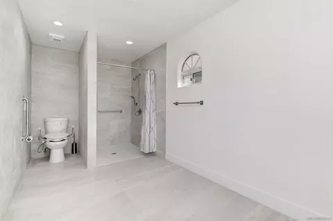 Bath - 2043 Vista Valle Verde Dr, Fallbrook, CA 92028 photo 5 of 6