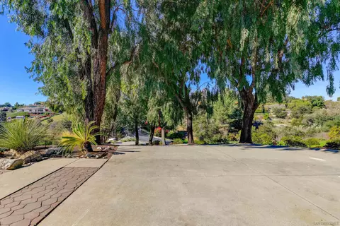 Exterior - 2043 Vista Valle Verde Dr, Fallbrook, CA 92028 photo 6 of 7