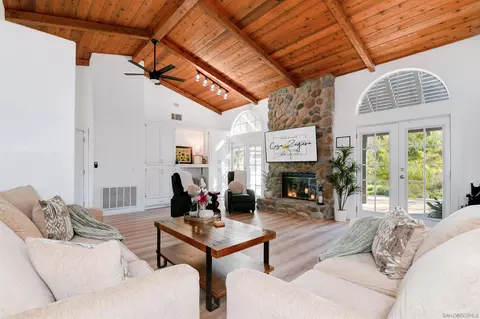 Living - 2043 Vista Valle Verde Dr, Fallbrook, CA 92028 photo 2 of 3