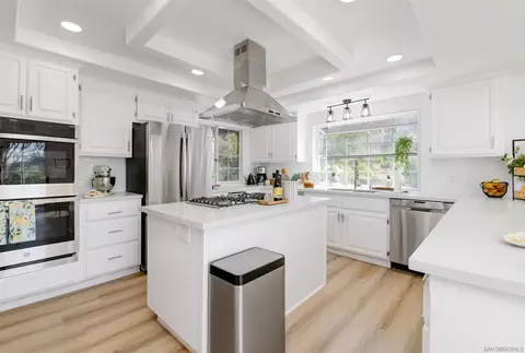 Kitchen - 2043 Vista Valle Verde Dr, Fallbrook, CA 92028 photo 2 of 3