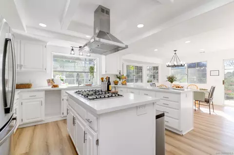 Kitchen - 2043 Vista Valle Verde Dr, Fallbrook, CA 92028 photo 1 of 3