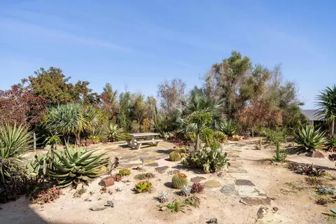 Exterior - 5665 Soledad Mountain Rd, La Jolla, CA 92037 photo 7 of 15