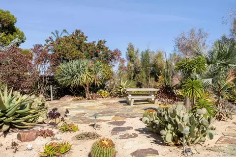 Exterior - 5665 Soledad Mountain Rd, La Jolla, CA 92037 photo 8 of 15
