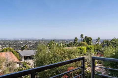 View/Area - 5665 Soledad Mountain Rd, La Jolla, CA 92037 photo 2 of 5