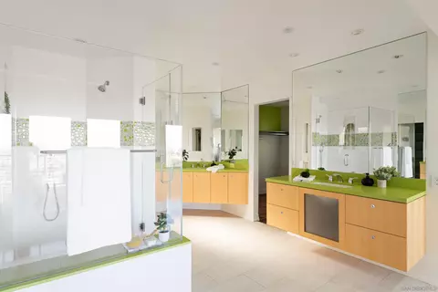 Bath - 5665 Soledad Mountain Rd, La Jolla, CA 92037 photo 2 of 4
